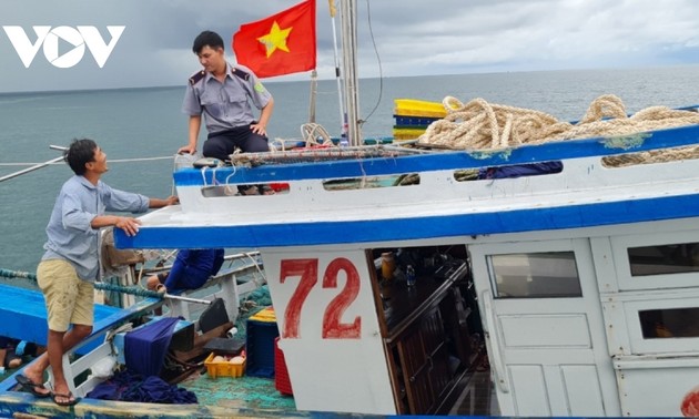 坚江金瓯两省举行海上联合巡逻，检查当地海产捕捞活动