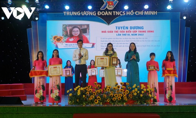 胡志明共青团中央委员会对全国100名优秀青年教师进行表彰