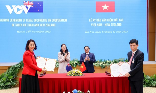 越南政府总理范明政和新西兰总理出席合作文件签字仪式和记者会
