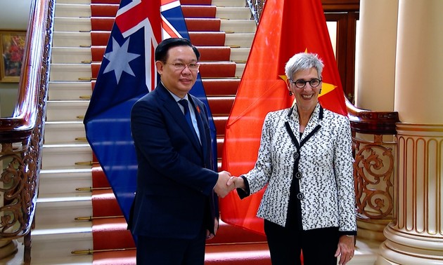   越南国会主席王庭惠会见澳大利亚维多利亚州州长和贸易部长