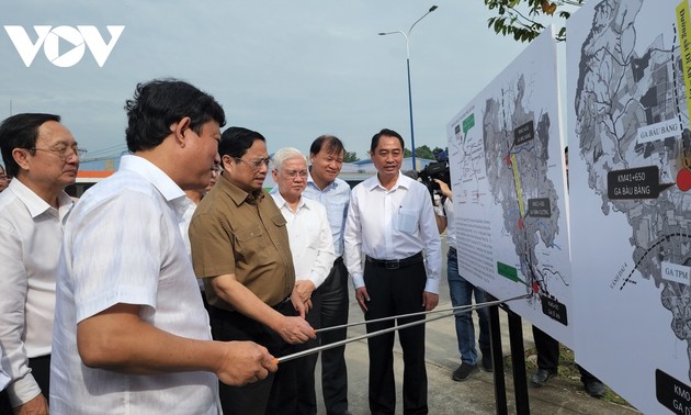 越南政府总理范明政检查平阳省一些重点项目实施情况