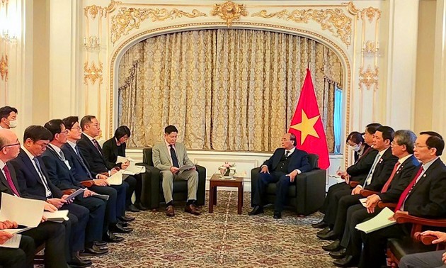 越南国家主席阮春福会见韩国一流集团代表