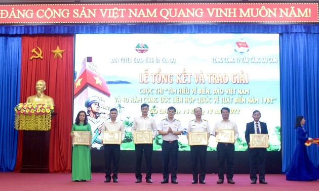 “越南海洋岛屿及1982年《联合国海洋法公约》开放签署40周年”知识竞赛举行颁奖仪式