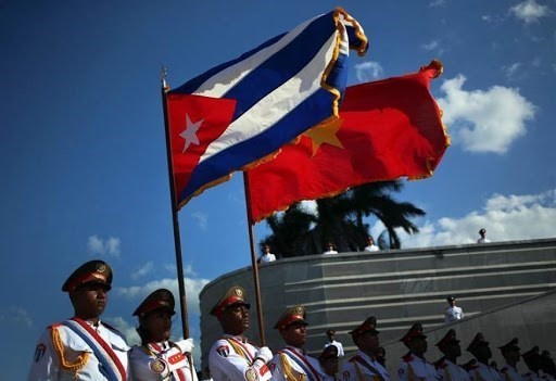 越南高级领导人致电古巴领导人祝贺古巴国庆节