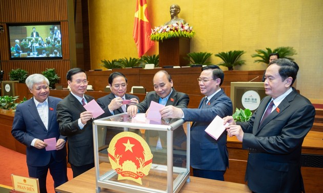 越南国会批准任命陈红河和陈琉光为政府副总理