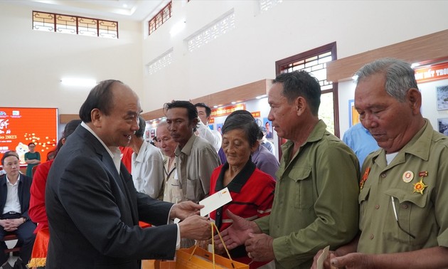 越南国家主席阮春福出席坚江“仁爱之春”活动并向贫困者赠送年礼