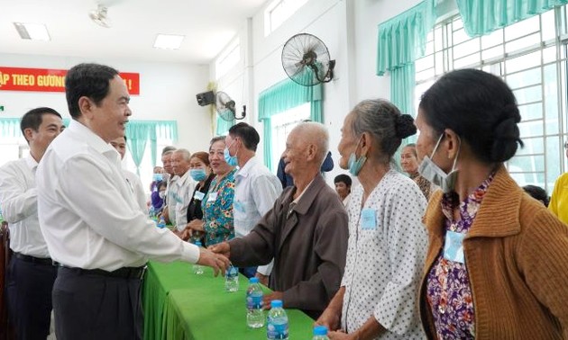 越南党和国家领导人看望慰问各地群众并赠送年礼