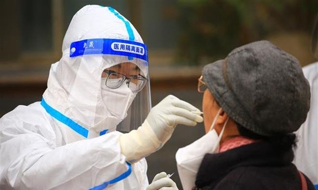中国：发热门诊就诊人数持续减少，近 6万人死于新冠肺炎