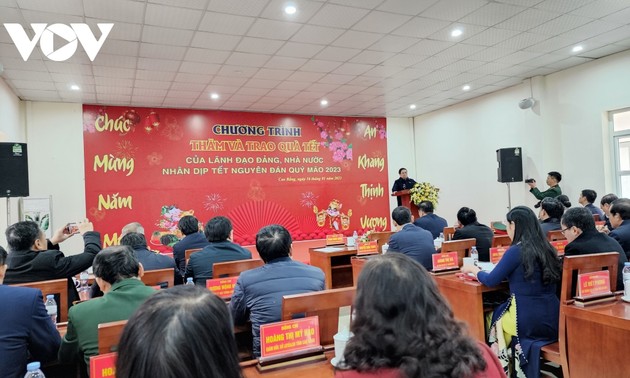 越南政府总理范明政向高平省贫困家庭赠送年礼