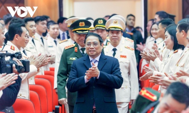越南政府总理范明政探望警卫司令部并致以新春祝福