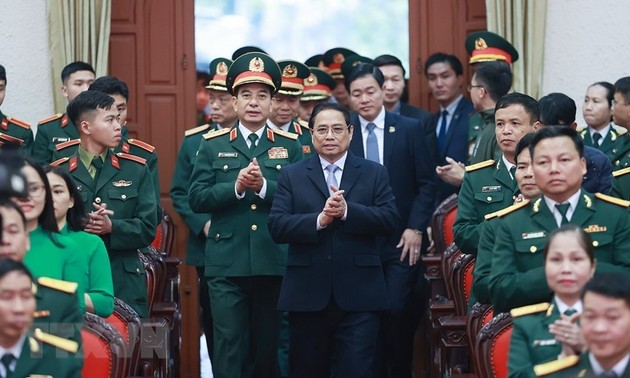 越南政府总理范明政探望并向内部政治安全局、坦克装甲部队祝贺新春