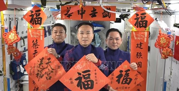 中国航天员从太空致以新春祝福