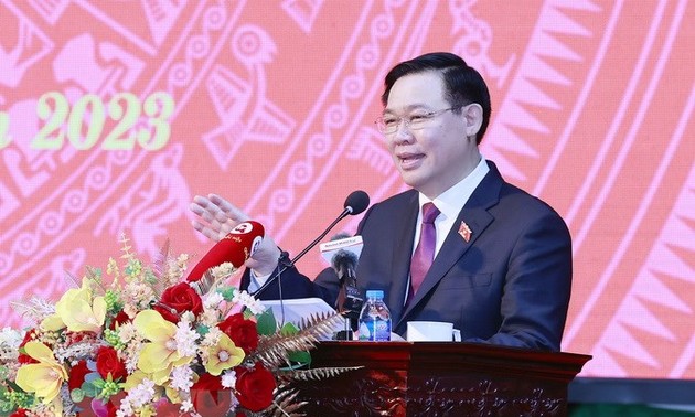 越南国会主席王庭惠：有力革新思维和做法