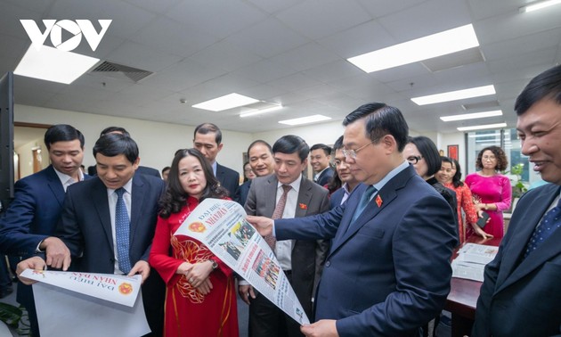 越南国会主席王庭惠向国会下属新闻机关拜年