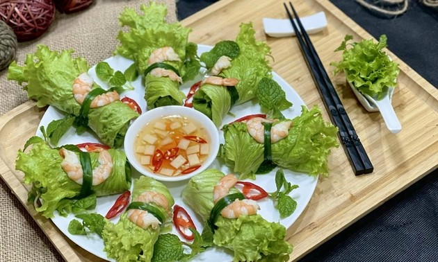 越南春节美食：生菜卷酒糟