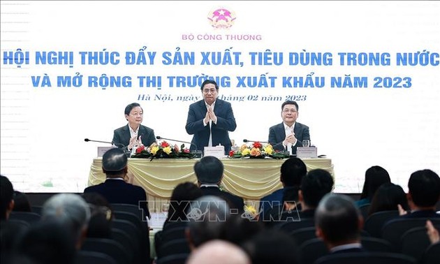 越南政府总理范明政出席促进国内生产消费及扩大出口市场的会议
