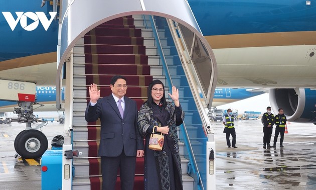 越南政府总理范明政启程出访新加坡和文莱