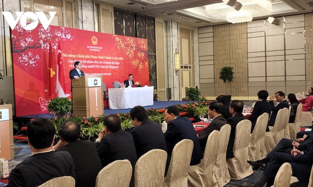 越南政府总理范明政会见旅居新加坡越南人代表