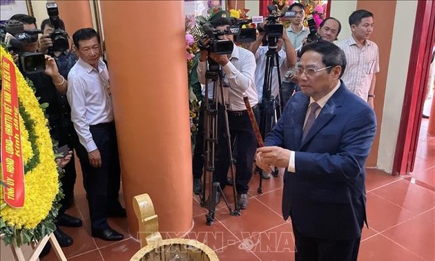 越南政府总理范明政上香缅怀已故领导人黄晋发