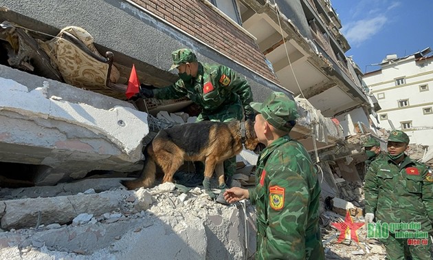 越南人民军救援队继续在土耳其抗震救灾