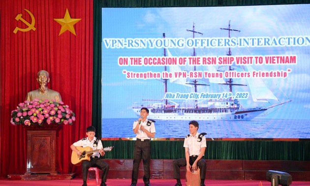 越南与新加坡海军举行交流活动