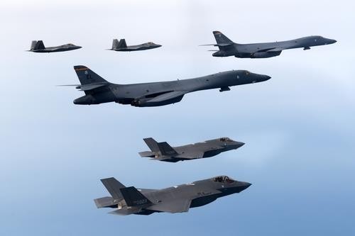 朝鲜试射导弹后，美国与日本、韩国举行双边空中军演