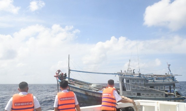 海军军舰拖曳渔船回岛修复
