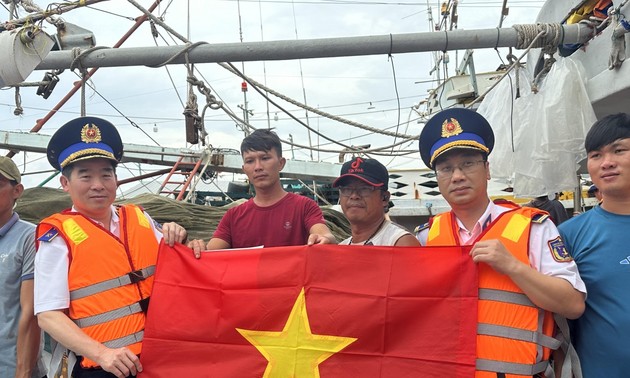 越南海上警察力量与坚江省土珠岛居民并肩同行