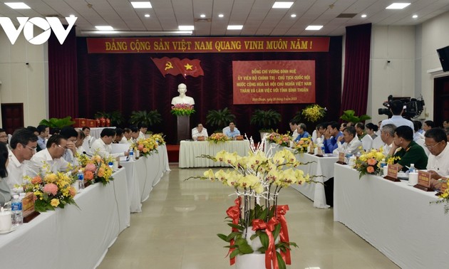 越南国会主席王庭惠与平顺省领导班子举行工作会议