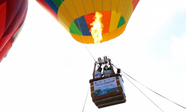 广南省升平县举行第一次热气球节