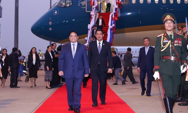 越南政府总理范明政抵达老挝万象出席第四届湄公河委员会峰会