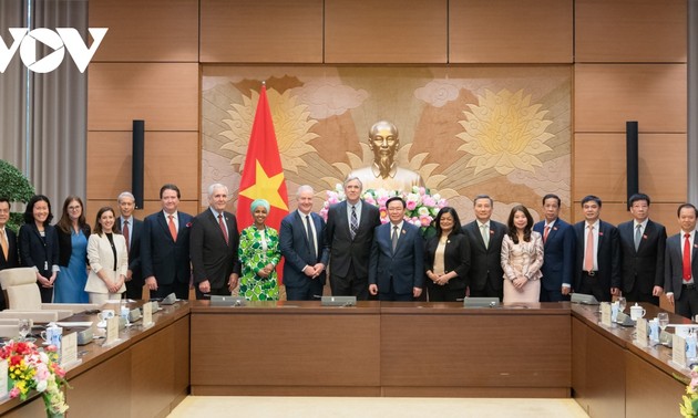 越南国会主席王庭惠会见美国国会议员代表团