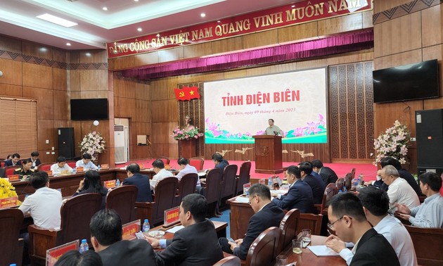 越南政府总理范明政与奠边省领导班子举行工作会议