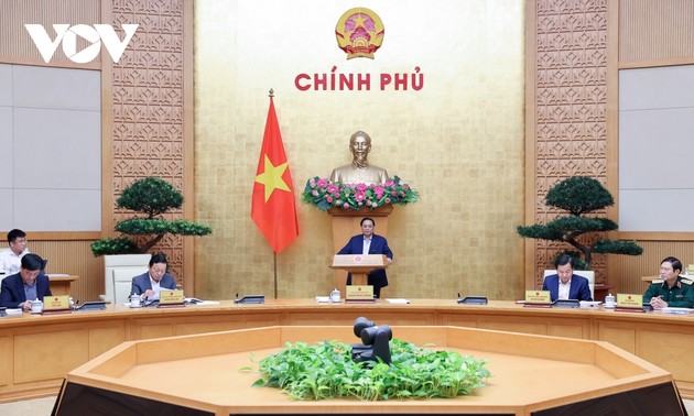 越南政府总理范明政主持召开4月份政府立法工作会议