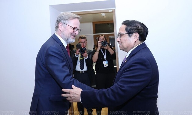 越南政府总理范明政主持仪式欢迎捷克总理菲亚拉访越