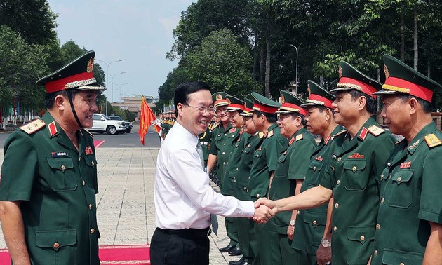 越南国家主席武文赏探望并与第九军区司令部举行工作会议