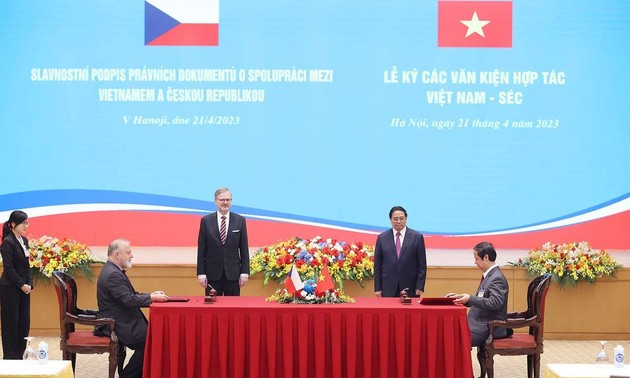捷克总理菲亚拉圆满结束对越南的正式访问