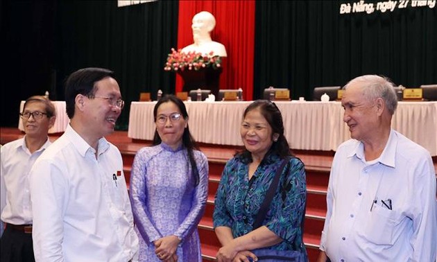 越南国家主席武文赏与岘港市选民接触