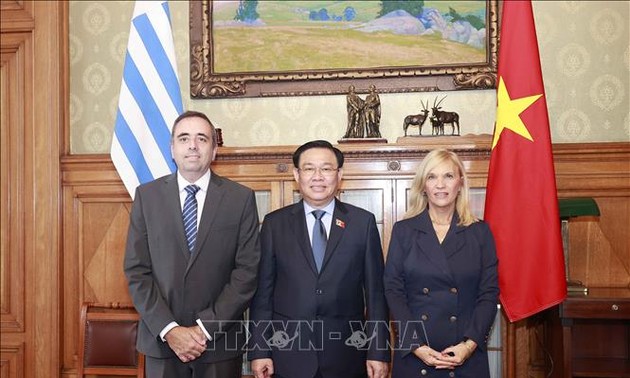 越南国会与乌拉圭参众两院签署第一份合作协议
