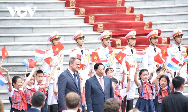 越南政府总理范明政举行仪式​   欢迎卢森堡大公国首相格扎维埃·贝泰尔访越