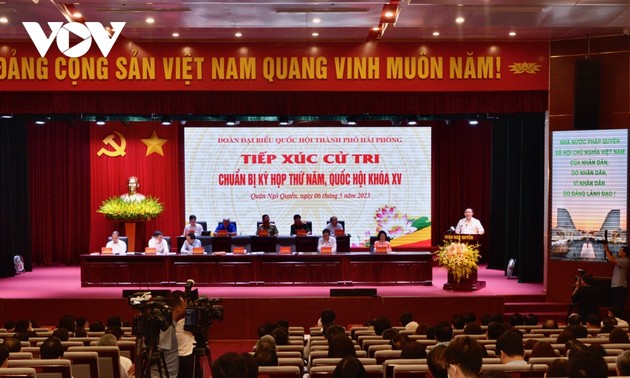 越南国会主席王庭惠与海防市选民接触