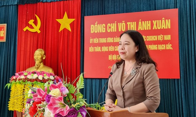 越南国家副主席武氏映春在金瓯省走访调研