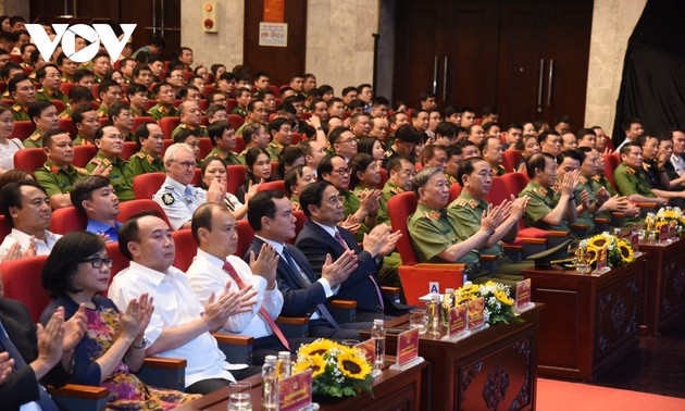 越南政府总理范明政出席题为“平安渴望”的打击毒品犯罪行动月响应活动暨先进模范表彰会