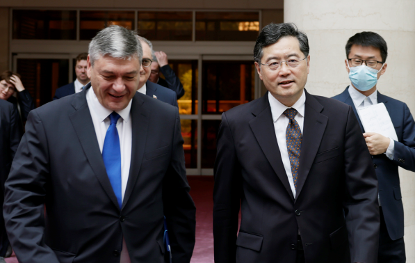 中俄外交官讨论双边关系