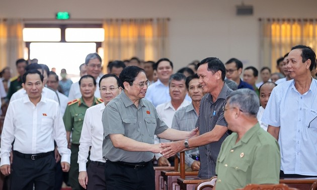 越南政府总理范明政与芹苴市选民进行接触