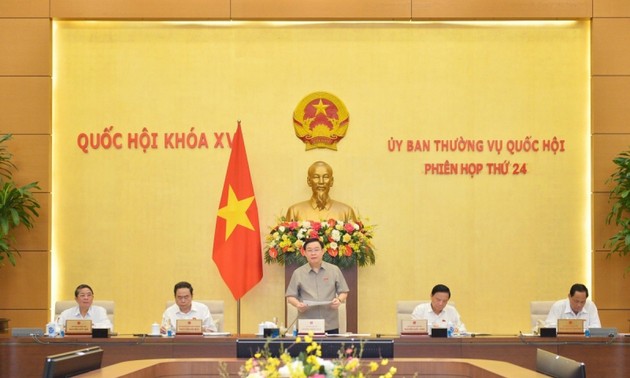 越南国会主席王庭惠主持国会常委会第24次会议开幕会