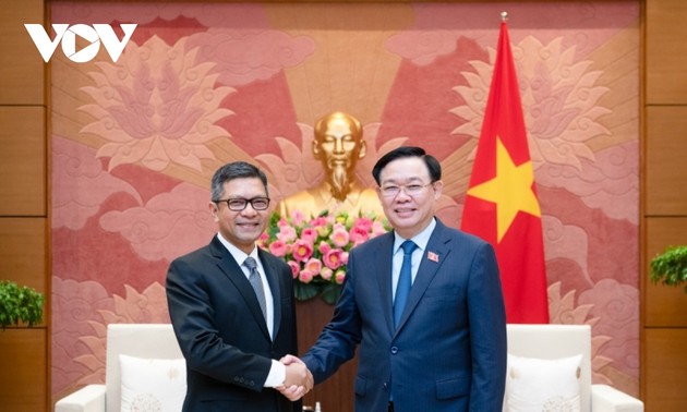 越南国会主席王庭惠会见印度尼西亚和伊朗驻越大使