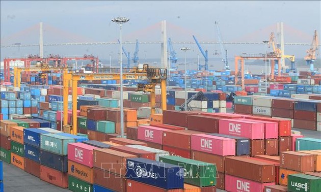 越南今年前七个月贸易顺差达152.3亿美元