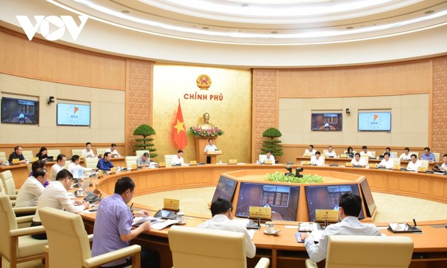  越南政府总理范明政主持政府7月份工作例会
