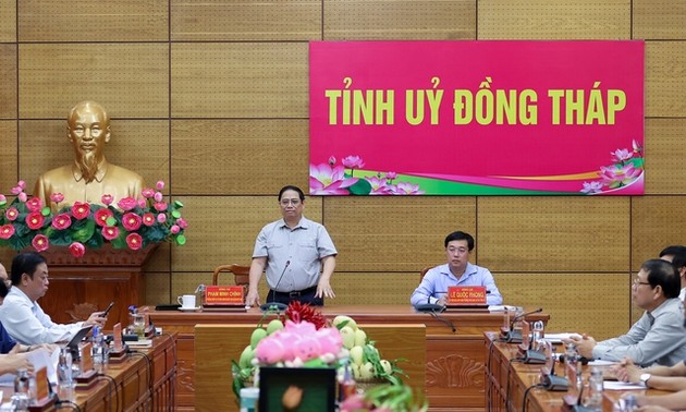 越南政府总理范明政与同塔省领导班子举行工作会议